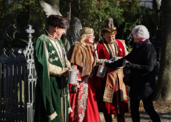 Liczne kwesty na cmentarzach w całej Polsce. Na co w tym roku zbierają wolontariusze?