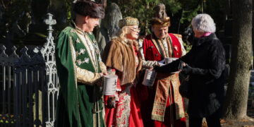 Liczne kwesty na cmentarzach w całej Polsce. Na co w tym roku zbierają wolontariusze?