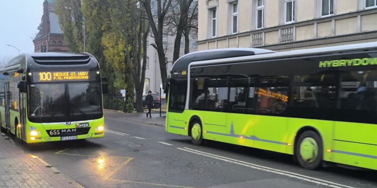 Autobusy wjechały w ul. Przemysłową