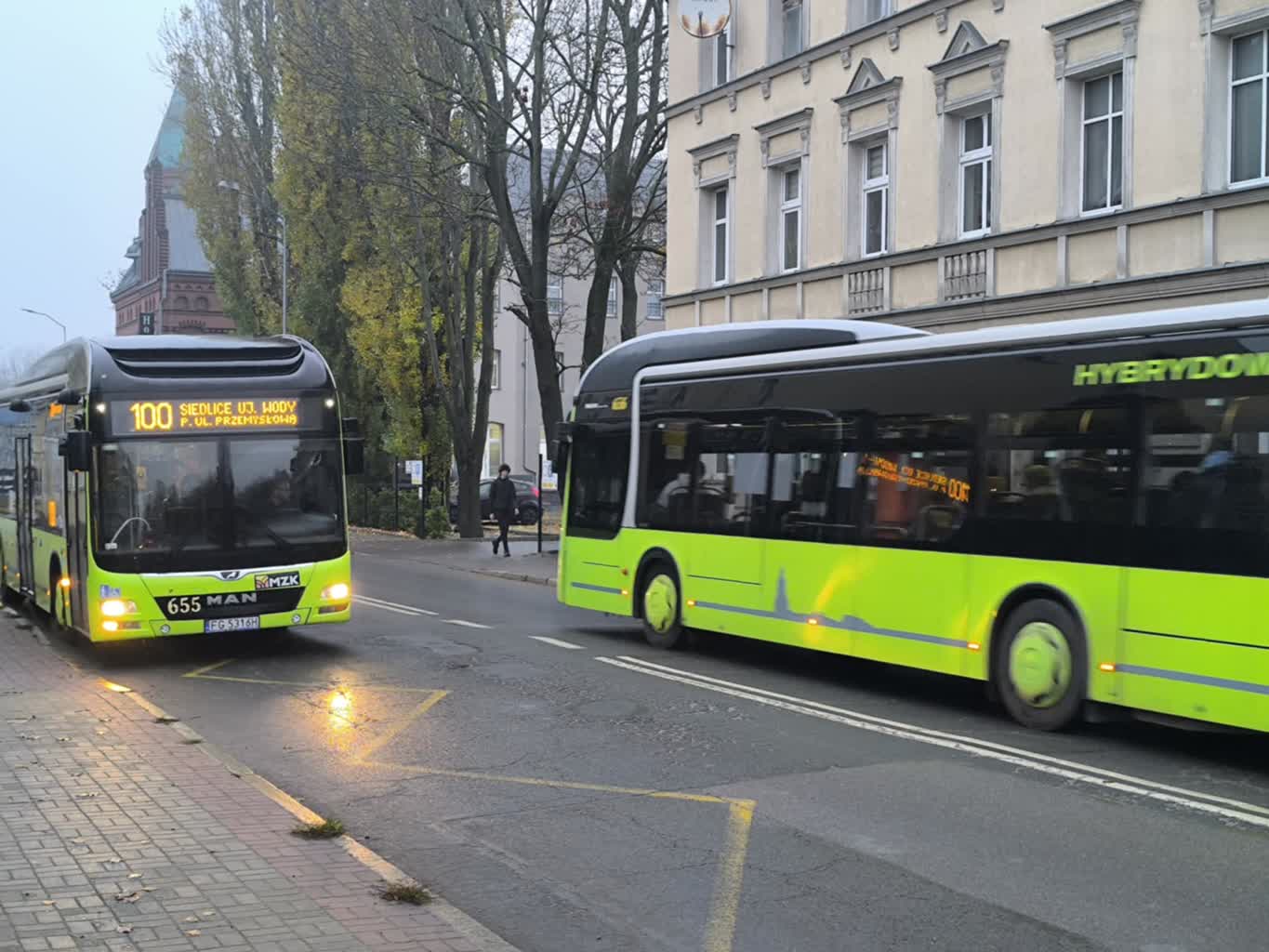 Autobusy wjechały w ul. Przemysłową
