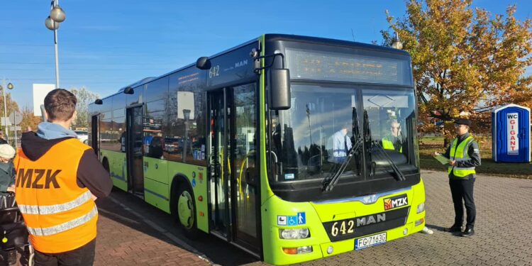 Na cmentarz najlepiej autobusem