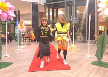 Odblaski mogą być modne! Uczniowie SP 13 zorganizowali pokaz