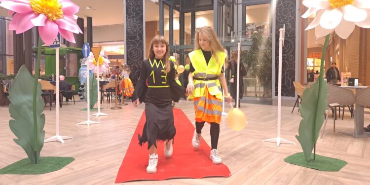 Odblaski mogą być modne! Uczniowie SP 13 zorganizowali pokaz