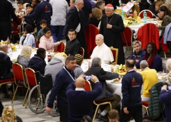 Papież zjadł obiad z ubogimi, w tym osobami transseksualnymi