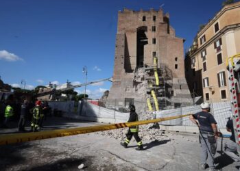 Runęła zabytkowa wieża w pobliżu Koloseum. Nie żyje robotnik