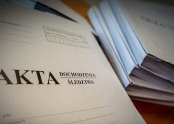 Zaatakowali ratowników i policjantów. Staną przed sądem