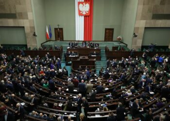 Sondaż poparcia partii politycznych. Kto nie przekroczyłby progu wyborczego?