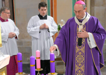 W Kościele katolickim rozpoczyna się adwent