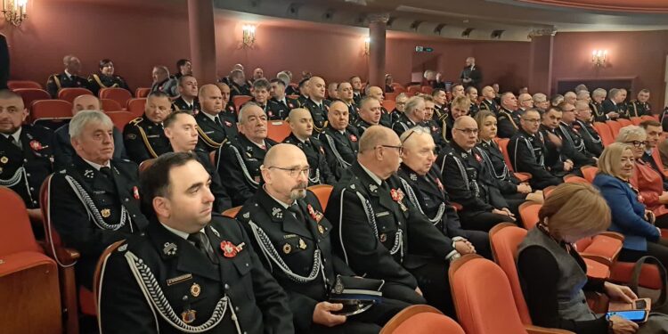 Odznaczenia i medale dla strażaków. 30-lecie Krajowego Systemu Ratowniczo-Gaśniczego