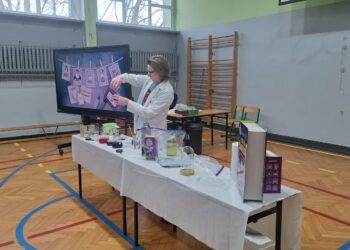 Jak zrobić plastik z mleka? Eksperymenty doktora Adama Mirka w SP 10