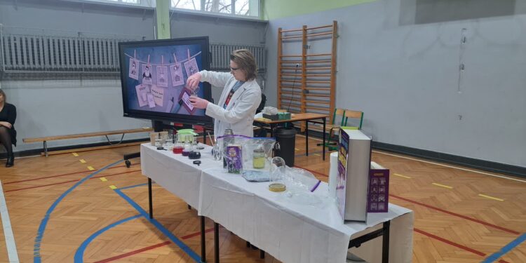 Jak zrobić plastik z mleka? Eksperymenty doktora Adama Mirka w SP 10