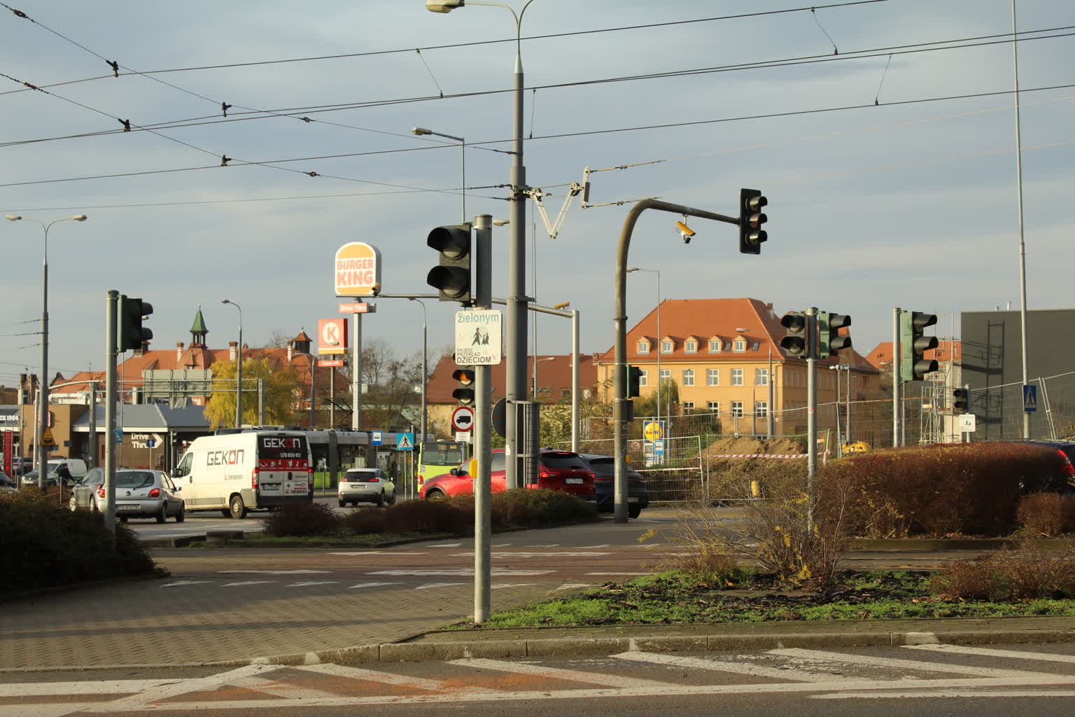 Nawet kilkadziesiat minut w korku na nowym moście. Nie ustają skargi na światła na rondzie Santockim
