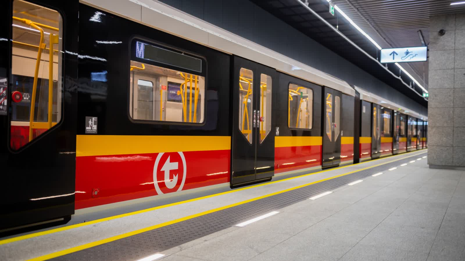 W poniedziałek pociągi metra M1 będą kursowały na całej trasie