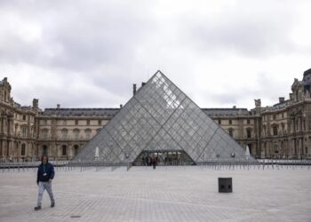 Dwie osoby ze wstępnymi zarzutami w związku z kradzieżą klejnotów z Luwru