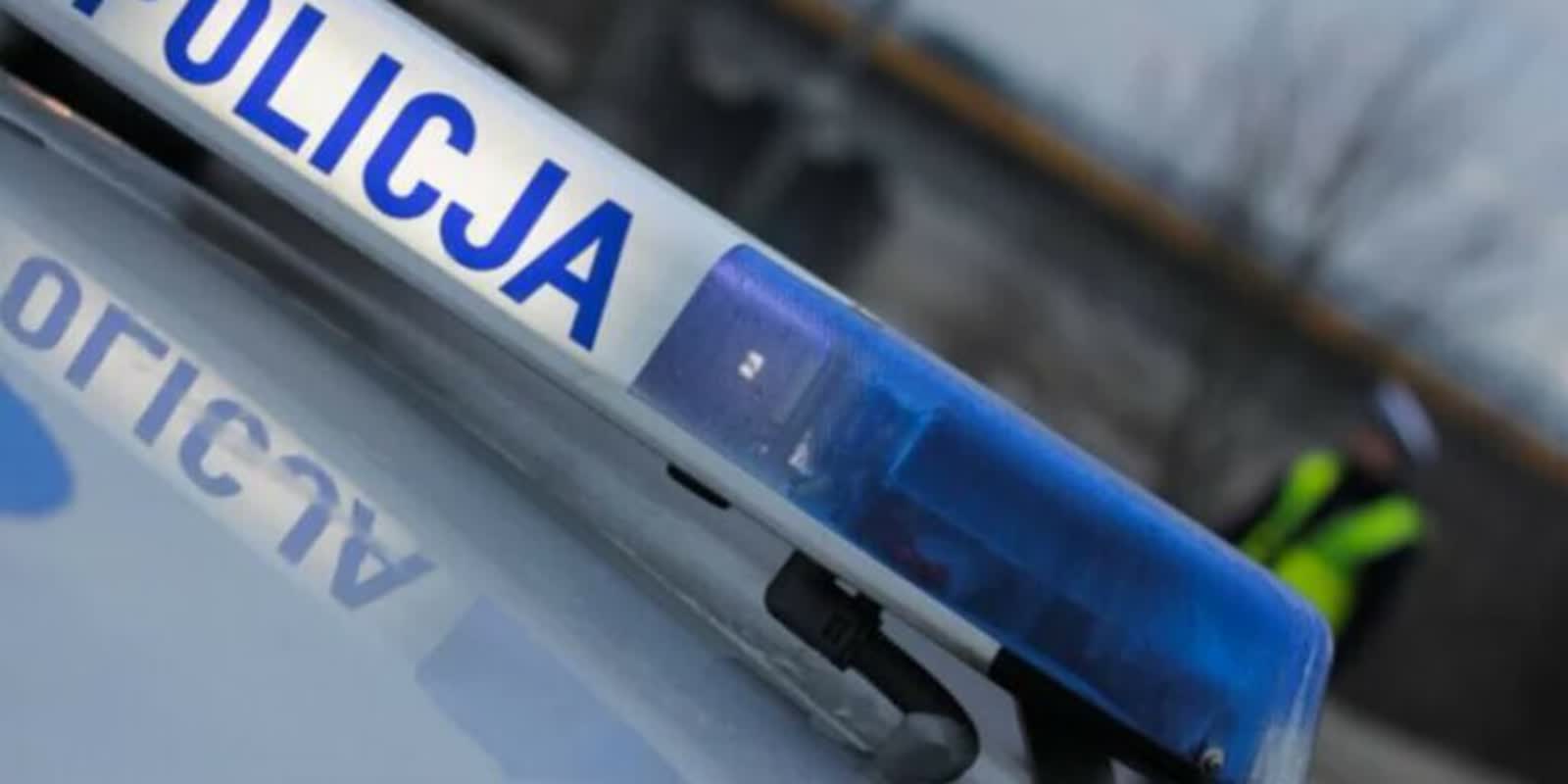 Pijany uderzył autem w lampę i uciekł – został zatrzymany przez Policję