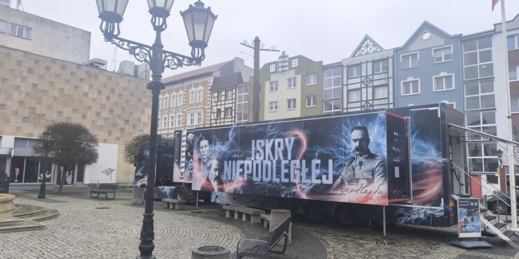 Iskry Niepodległej już błyszczą na Starym Rynku