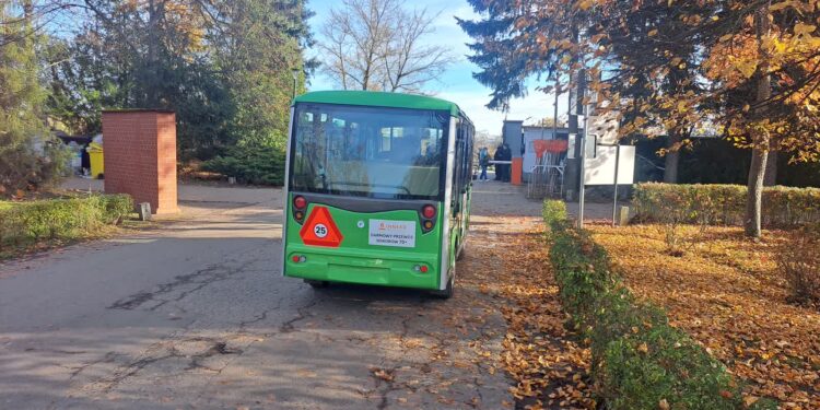 Busik wciąż kursuje po cmentarzu. Wkrótce zmiana harmonogramu