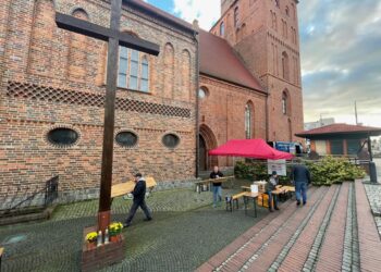 Ciepła zupa dla bezdomnych i potrzebujących