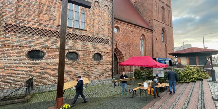 Ciepła zupa dla bezdomnych i potrzebujących