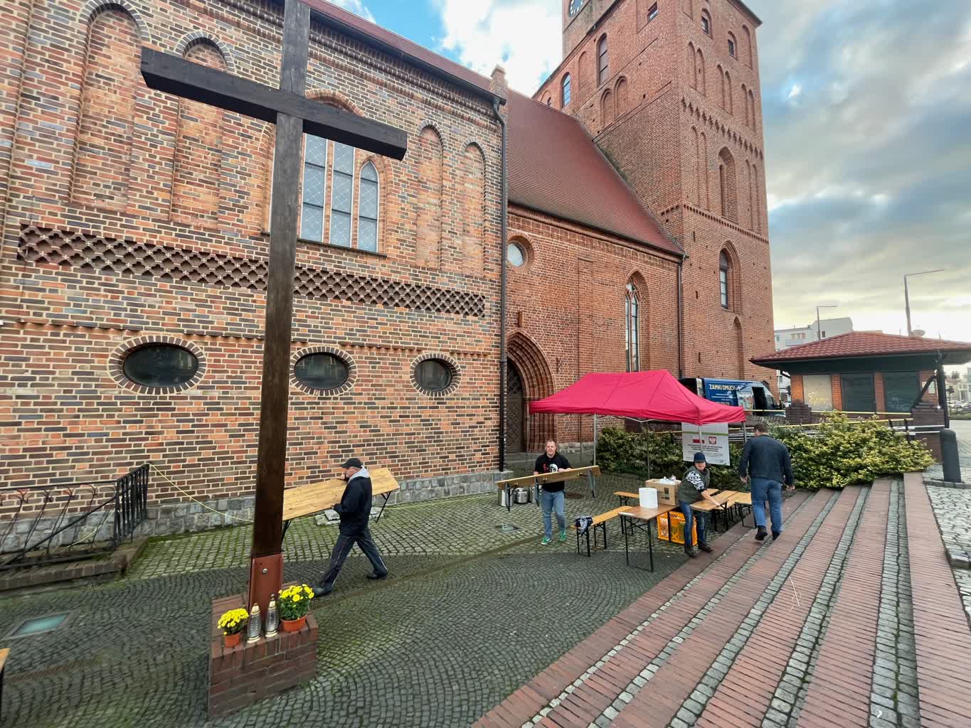 Ciepła zupa dla bezdomnych i potrzebujących