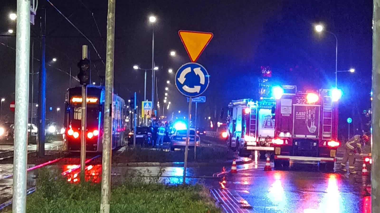 Wypadek na rondzie Sopockim. Toyota wjechała pod tramwaj