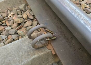 Ślepe naboje karabinowe na remontowanych torach we wsi Sośnie