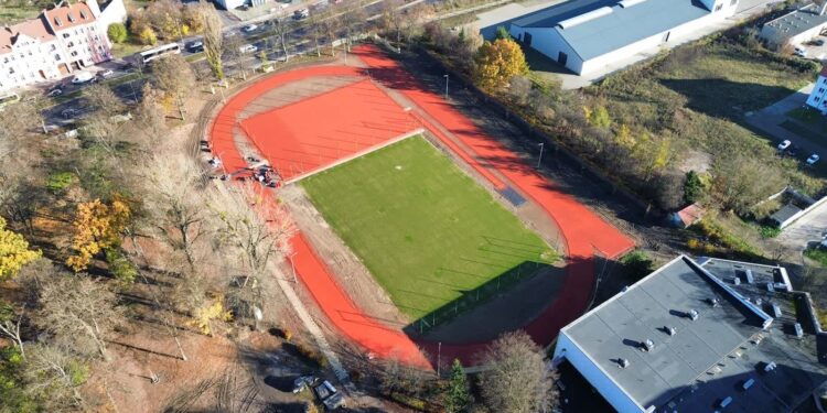 Przy II LO w Gorzowie Wlkp. kończy się budowa kompleksu boisk z bieżniami