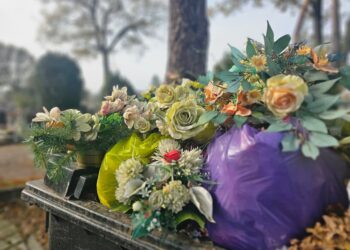 Cmentarze toną w śmieciach. Po 1 listopada na wysypiska trafia ok. 120 tys. ton odpadów cmentarnych
