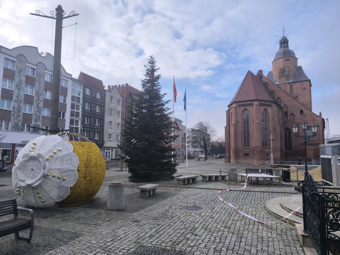 Choinka już stoi, ozdoby są ustawiane