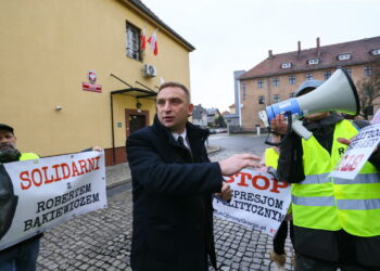 NIW wzywa Bąkiewicza do zwrotu prawie 400 tys. zł