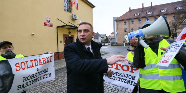 NIW wzywa Bąkiewicza do zwrotu prawie 400 tys. zł