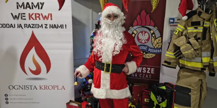 Strażackie Mikołajki w punkcie krwiodawstwa