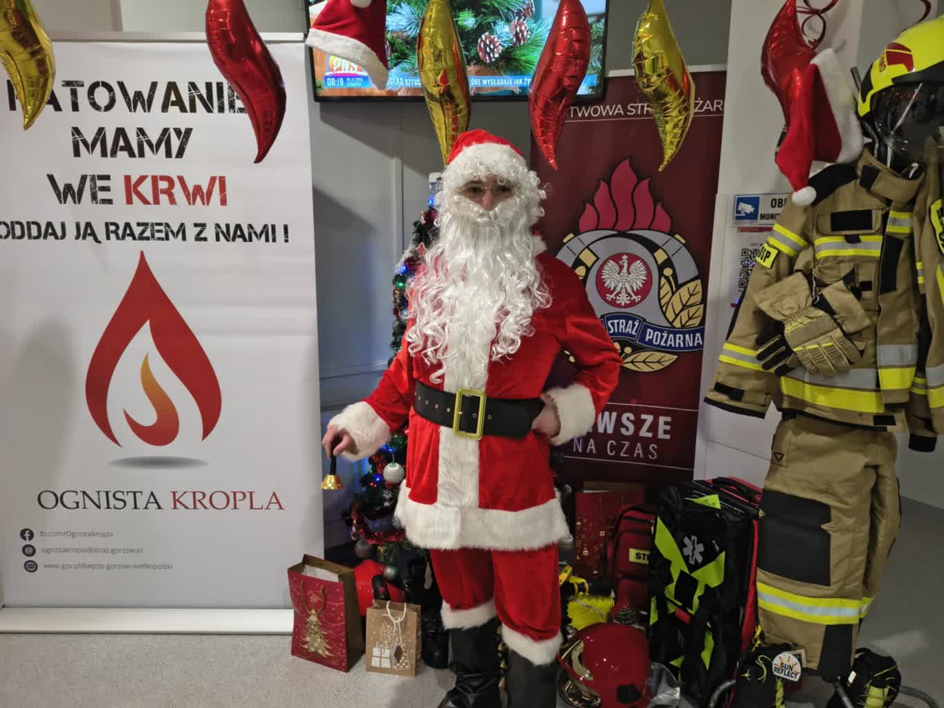 Strażackie Mikołajki w punkcie krwiodawstwa