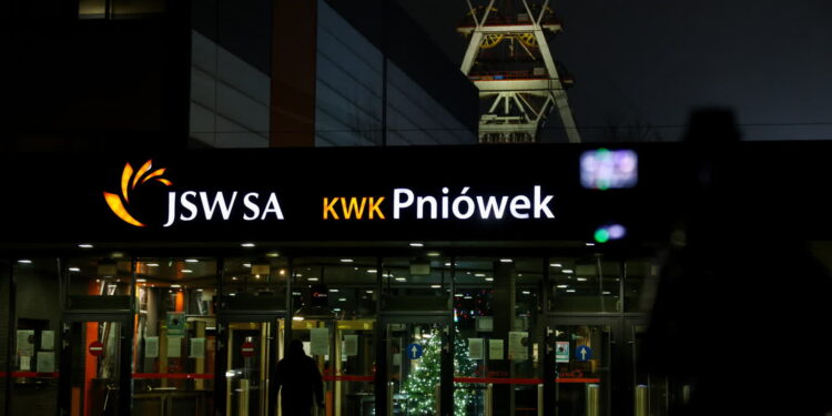 Premier: Łączymy się w bólu z rodzinami górników