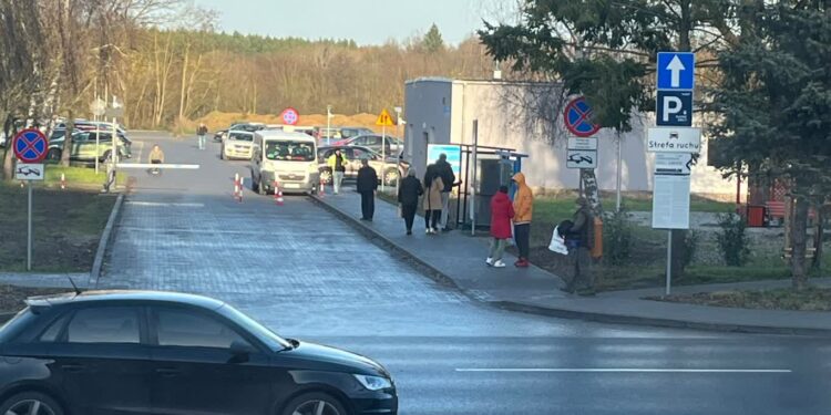 Jest osoba do pomocy. Kolejki przy szpitalnych parkingach nieco mniejsze