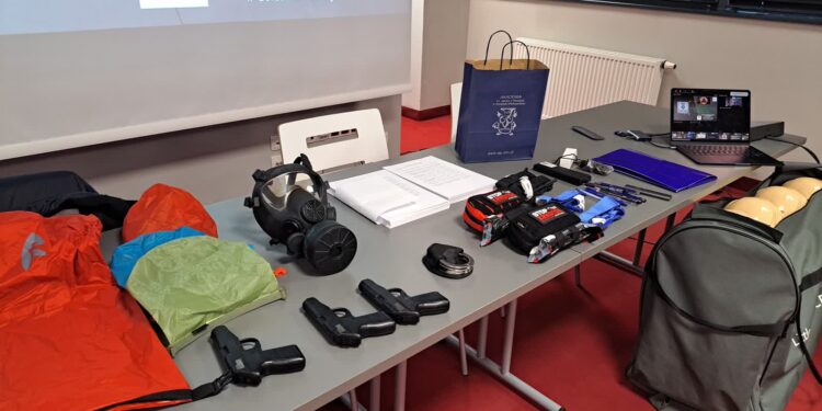 Jak reagować w sytuacji zagrożenia, co zabrać do apteczki? Szkolenie z zakresu obrony cywilnej