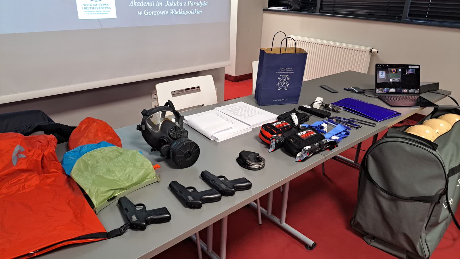 Jak reagować w sytuacji zagrożenia, co zabrać do apteczki? Szkolenie z zakresu obrony cywilnej