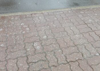 Mieszkańcy: jest ślisko. Nie za każdy chodnik odpowiada Inneko