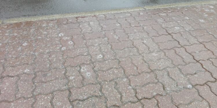 Mieszkańcy: jest ślisko. Nie za każdy chodnik odpowiada Inneko