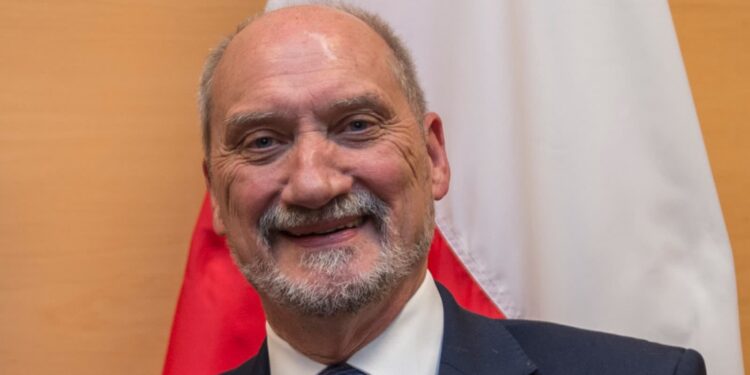 Jest akt oskarżenia wobec Antoniego Macierewicza ws. ujawnienia informacji niejawnych