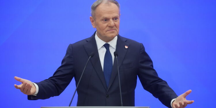 Poparcie dla rządu Tuska na półmetku kadencji jest podobne do wyników poprzednich gabinetów