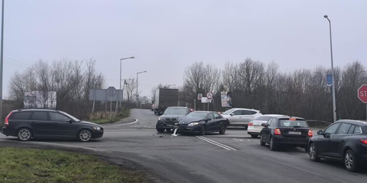 Stłuczka na skrzyżowaniu Walczaka – Bermudy – Wojcieszyce