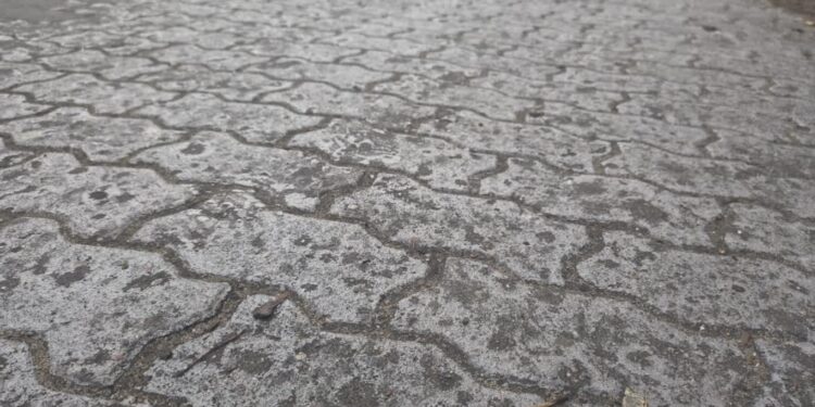 Piaskarski pracują od wczoraj. Na chodnikach- dramat