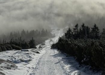 Karkonosze: turyści na szlakach mimo trudnych warunków