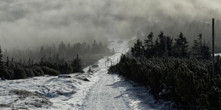 Karkonosze: turyści na szlakach mimo trudnych warunków