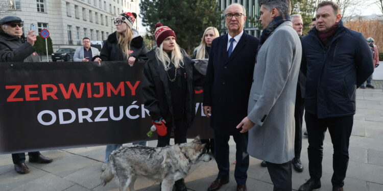 Przed Sejmem aktywiści manifestują za odrzuceniem weta tzw. ustawy łańcuchowej