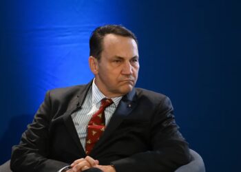 Sikorski: weto prezydenckie jest za silne i prowadzi do paraliżu państwa