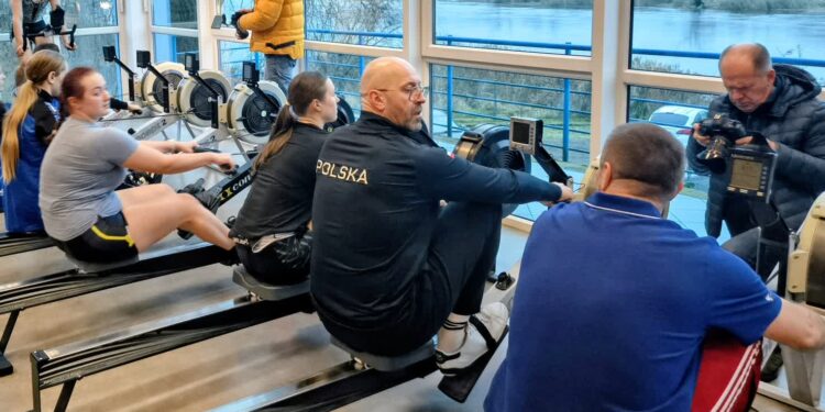 Minister Rutnicki sam sprawdził swoje siły na ergometrze wioślarskim (a później także kajakarskim)