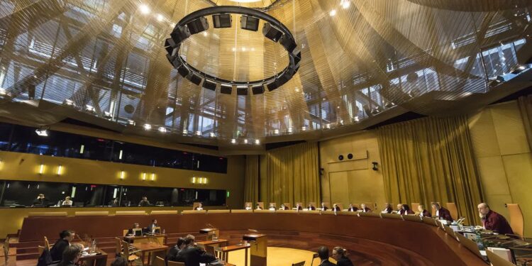 TSUE znów po stronie frankowiczów w sporze z bankami