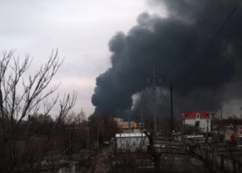 Ukraina uderza na terytorium wroga. Pożar w magazynie ropy i wstrzymany ruch lotniczy w Rosji